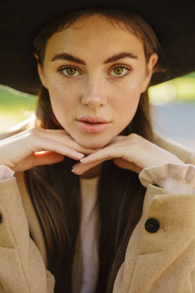 Image Gorgeous Woman Autumn Coat Hat Looking Camera Green Park — Stock Photo, Image