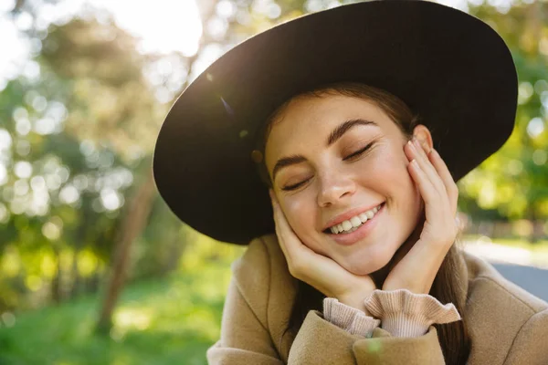 Bild Einer Charmanten Frau Herbstmantel Und Hut Die Grünen Park — Stockfoto