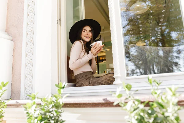 Image Happy Woman Hat Smiling While Drinking Cup Tea Sitting — Stock Photo, Image