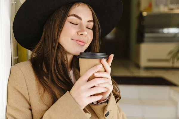 Imagen Mujer Joven Caucásica Abrigo Otoño Sombrero Sosteniendo Taza Café —  Fotos de Stock