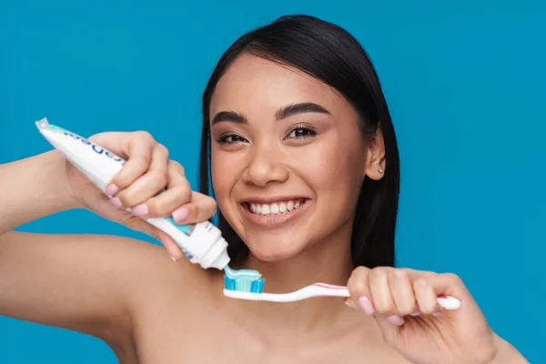 Foto Mujer Joven Asiática Positiva Posando Aislada Sobre Fondo Pared —  Fotos de Stock