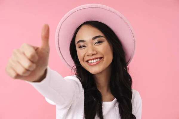 Изображение Юной Брюнетки Азиатской Женщины Шляпе Улыбающейся Показывающей Большой Палец — стоковое фото