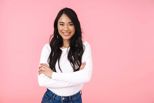 Imagem Jovem Morena Mulher Asiática Roupas Casuais Com Braços Cruzados — Fotografia de Stock