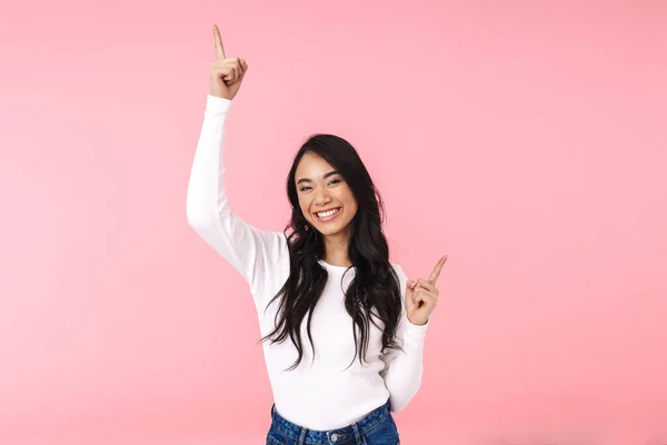 Imagem Jovem Morena Mulher Asiática Roupas Casuais Sorrindo Apontando Dedos — Fotografia de Stock