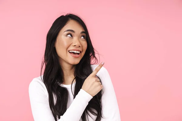 Afbeelding Van Jonge Brunette Aziatische Vrouw Casual Kleding Glimlachen Wijzen — Stockfoto