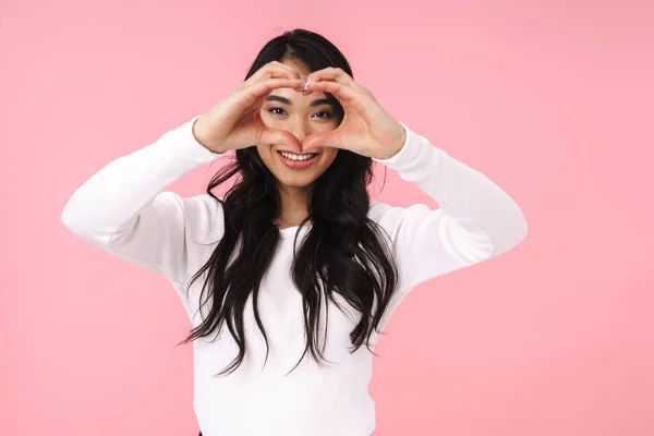 Imagem Jovem Morena Mulher Asiática Roupas Casuais Sorrindo Gesticulando Forma — Fotografia de Stock