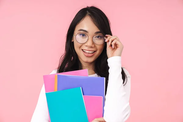 분홍색 배경에 폴더를 안경을 학생의 — 스톡 사진