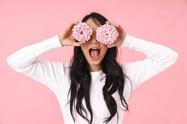 Imagem Jovem Morena Mulher Asiática Com Cabelos Longos Sorrindo Segurando — Fotografia de Stock