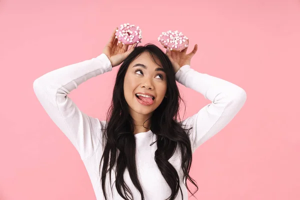 Изображение Молодой Брюнетки Азиатской Женщины Длинными Волосами Улыбающейся Держащей Пончики — стоковое фото