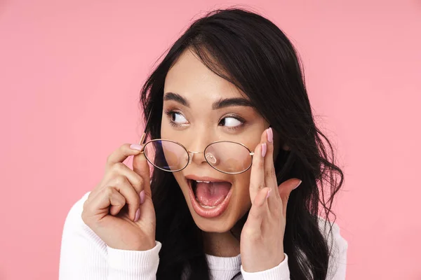 Imagem Jovem Morena Mulher Asiática Vestindo Óculos Sorrindo Olhando Para — Fotografia de Stock