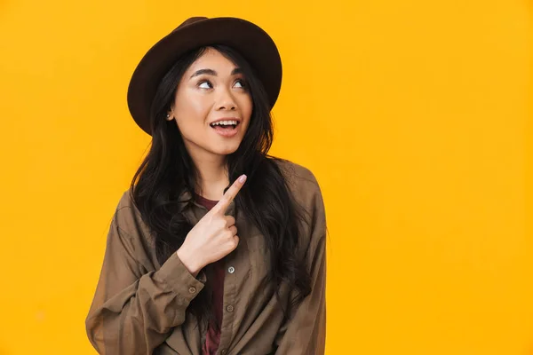 Imagem Jovem Morena Asiática Mulher Usando Chapéu Sorrindo Apontando Dedo — Fotografia de Stock