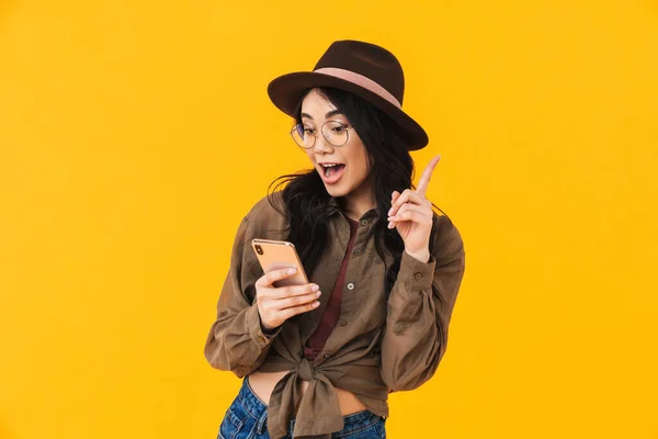 Изображение Юной Брюнетки Азиатской Женщины Шляпе Очках Использующей Мобильный Телефон — стоковое фото