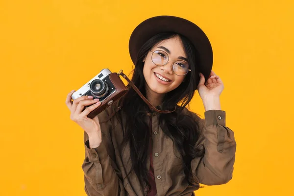 Immagine Della Giovane Bruna Asiatica Turista Che Indossa Cappello Usando — Foto Stock