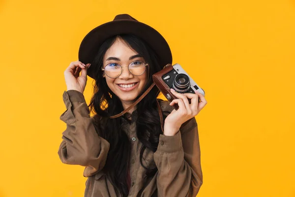 Immagine Della Giovane Bruna Asiatica Turista Che Indossa Cappello Usando — Foto Stock