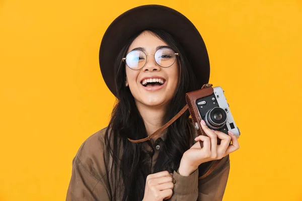 노란색 카메라를 사용하여 모자를 이시아 관광객의 — 스톡 사진