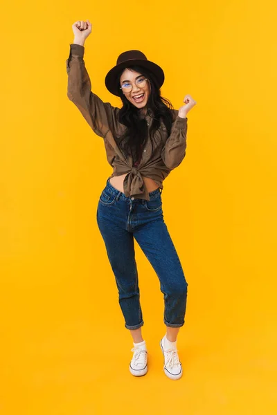 Longitud Completa Imagen Joven Morena Mujer Asiática Con Sombrero Sonriente —  Fotos de Stock