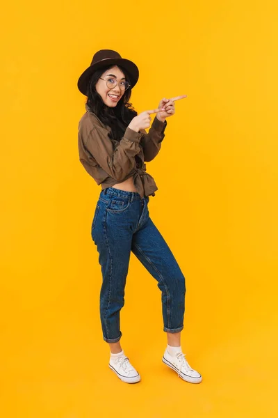 Immagine Completa Giovane Bruna Donna Asiatica Che Indossa Cappello Sorridente — Foto Stock