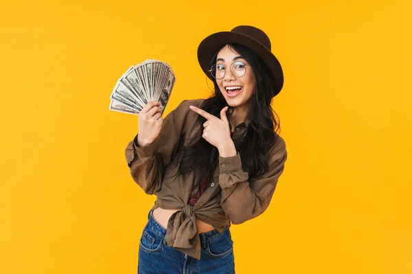 Aufgeregte Junge Asiatin Zeigt Geldscheine Während Sie Isoliert Vor Gelbem — Stockfoto