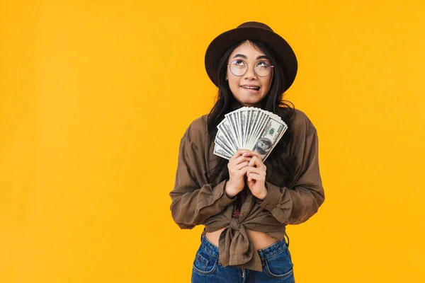 Emocionado Joven Mujer Asiática Mostrando Billetes Dinero Mientras Que Pie — Foto de Stock