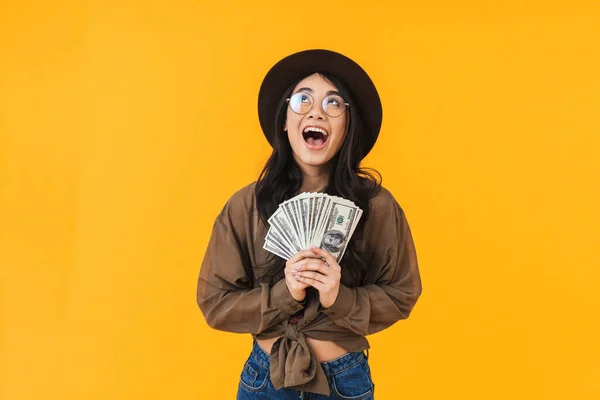 Emocionado Joven Mujer Asiática Mostrando Billetes Dinero Mientras Que Pie — Foto de Stock