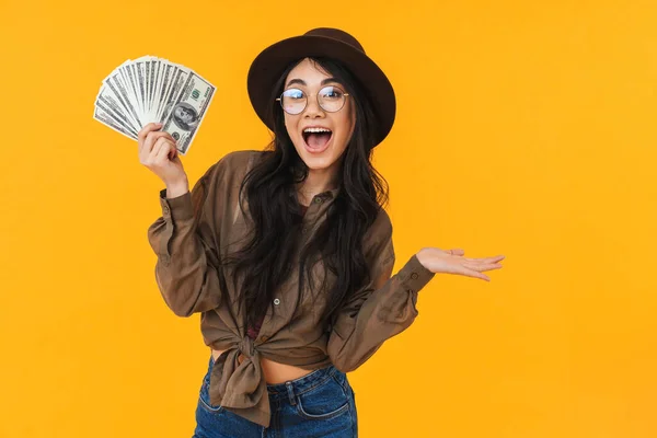 Emocionado Joven Mujer Asiática Mostrando Billetes Dinero Mientras Que Pie — Foto de Stock