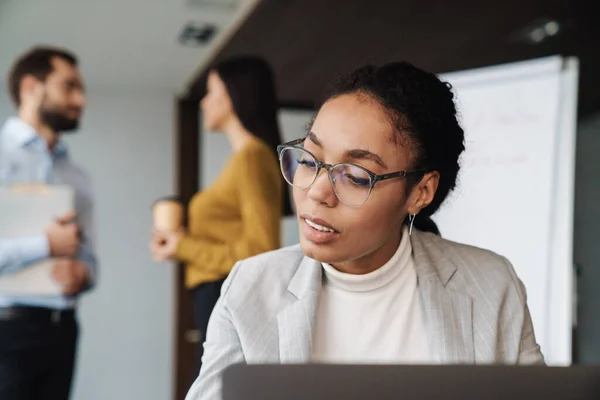 Porträtt Unga Framgångsrika Multinationella Kollegor Som Diskuterar Affärsplaner Och Arbetar — Stockfoto