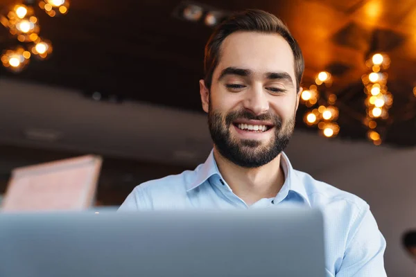 Portret Van Een Knappe Jonge Zakenman Met Een Wit Hemd — Stockfoto