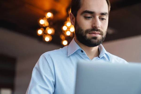 Retrato Joven Hombre Negocios Guapo Con Camisa Blanca Usando Ordenador — Foto de Stock