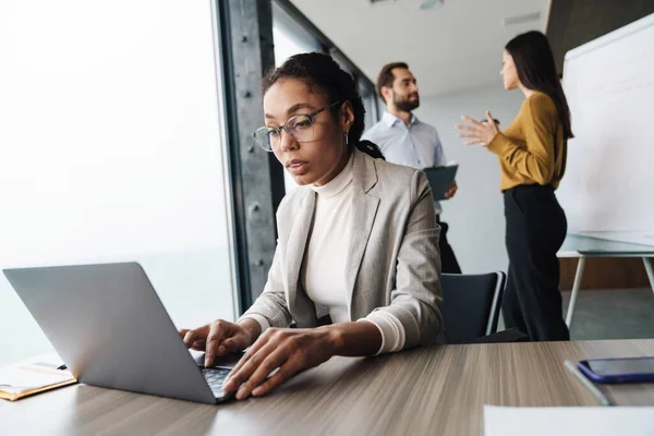 Retrato Jóvenes Colegas Multinacionales Exitosos Discutiendo Planes Negocios Trabajando Computadora —  Fotos de Stock