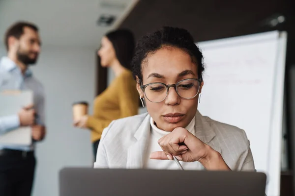 Porträtt Unga Framgångsrika Multinationella Kollegor Som Diskuterar Affärsplaner Och Arbetar — Stockfoto