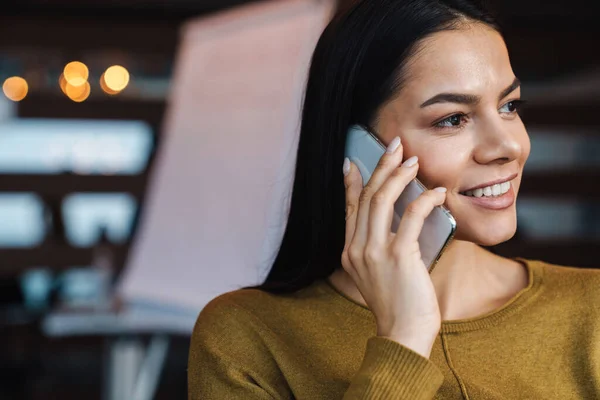 Beeld Van Jonge Brunette Kaukasische Zakenvrouw Praten Mobiele Telefoon Terwijl — Stockfoto