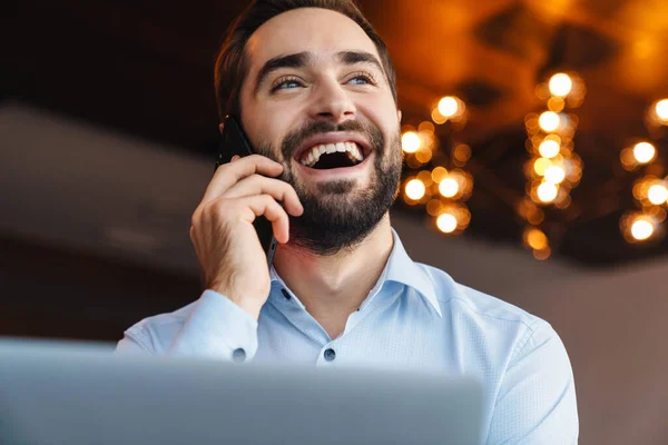 Porträtt Stilig Ung Affärsman Klädd Vit Skjorta Prata Mobiltelefon Och — Stockfoto