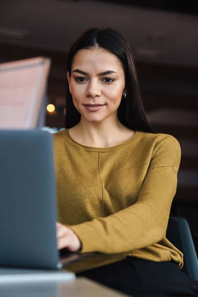 Obraz Młodej Brunetki Kaukaskiej Bizneswoman Siedzi Przy Stole Pracuje Laptopie — Zdjęcie stockowe