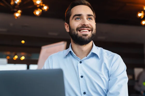 Retrato Joven Hombre Negocios Guapo Con Camisa Blanca Sonriendo Usando — Foto de Stock