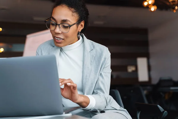 Bild Der Jungen Brünetten Afrikanisch Amerikanischen Geschäftsfrau Die Tisch Sitzt — Stockfoto