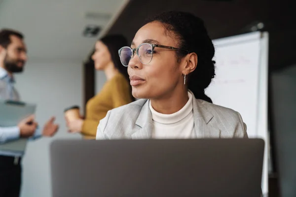 Portret Van Jonge Succesvolle Multinationale Collega Die Bedrijfsplannen Bespreken Werken — Stockfoto