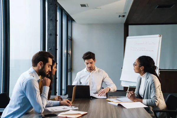 Beeld Van Multi Etnische Jonge Vrouwelijke Mannelijke Collega Zittend Aan — Stockfoto