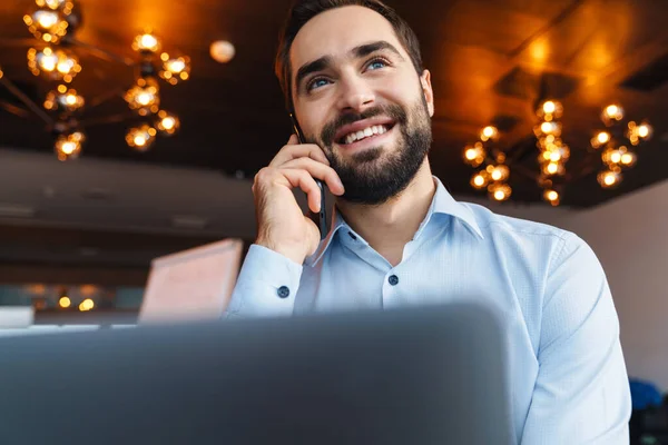 Porträtt Stilig Ung Affärsman Klädd Vit Skjorta Prata Mobiltelefon Och — Stockfoto