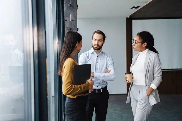 Portret Van Jonge Succesvolle Multinationale Collega Die Papieren Handen Hebben — Stockfoto