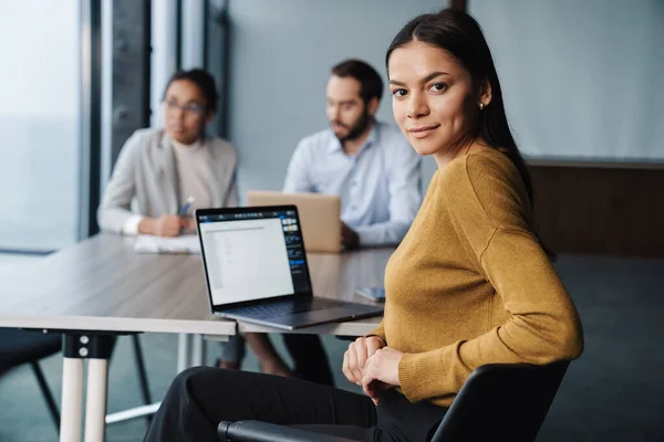 Imagen Colegas Multiétnicos Jóvenes Mujeres Hombres Sentados Mesa Trabajando Computadoras —  Fotos de Stock