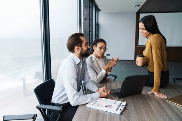 Imagen Colegas Multiétnicos Jóvenes Mujeres Hombres Sentados Mesa Trabajando Computadoras —  Fotos de Stock