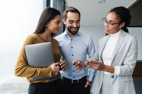 Portrait Jeunes Collègues Multinationaux Qui Ont Réussi Parler Utiliser Téléphone — Photo