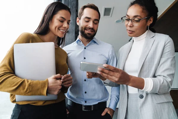 Retrato Jóvenes Colegas Multinacionales Exitosos Hablando Usando Teléfono Celular Mientras — Foto de Stock