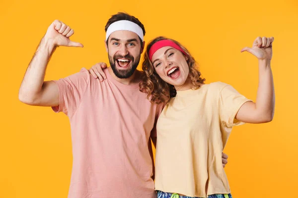 Retrato Pareja Joven Atlética Con Diademas Sonriendo Señalándose Mismos Aislados — Foto de Stock