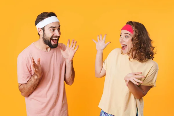 Retrato Joven Pareja Atlética Alegre Con Diademas Gritando Juntos Sorpresa — Foto de Stock