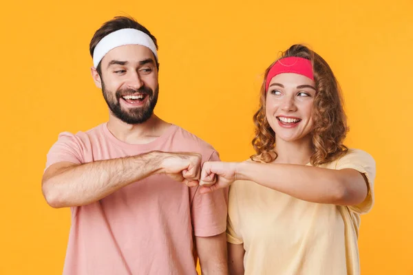 Retrato Pareja Joven Atlética Con Diademas Sonriendo Golpeando Sus Puños — Foto de Stock