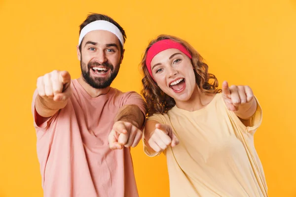 Retrato Pareja Joven Atlética Con Diademas Sonriendo Señalando Con Los — Foto de Stock