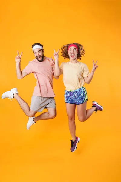 Imagen Completa Pareja Atlética Feliz Con Diademas Regocijándose Apretando Puños — Foto de Stock