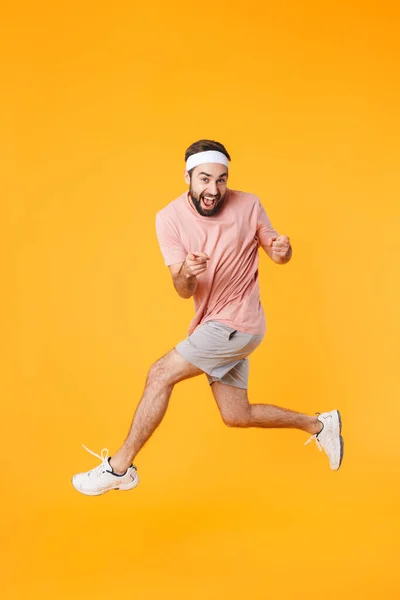 Imagen Del Joven Atlético Muscular Pantalones Cortos Camiseta Divirtiéndose Mientras — Foto de Stock