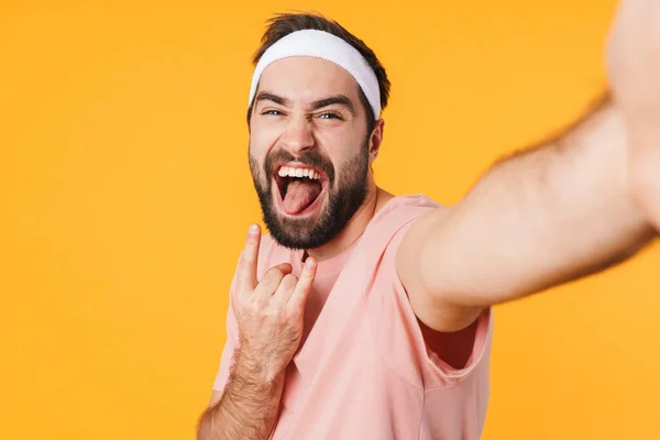 Imagen Del Joven Atlético Musculoso Camiseta Sonriendo Tomando Una Foto — Foto de Stock